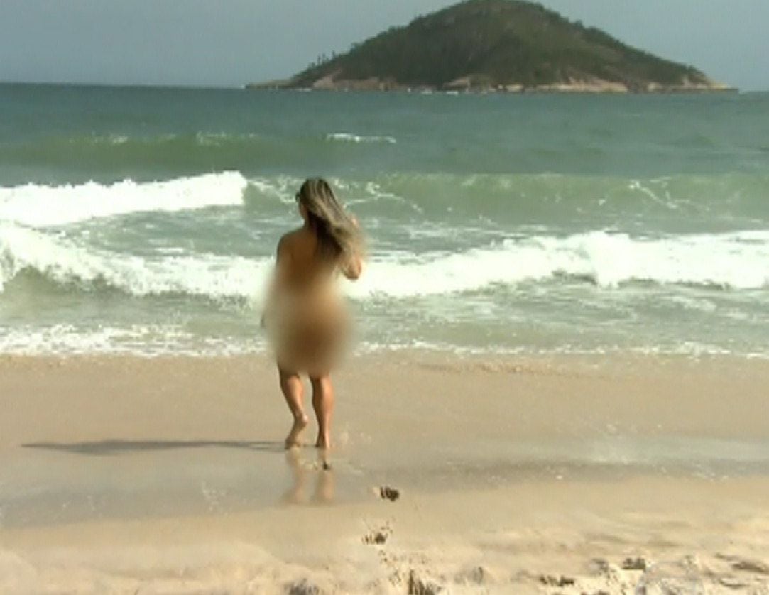 Mulher Melão comemora oficialização de praia de nudismo e corre pelada para  o mar – Noticias R7