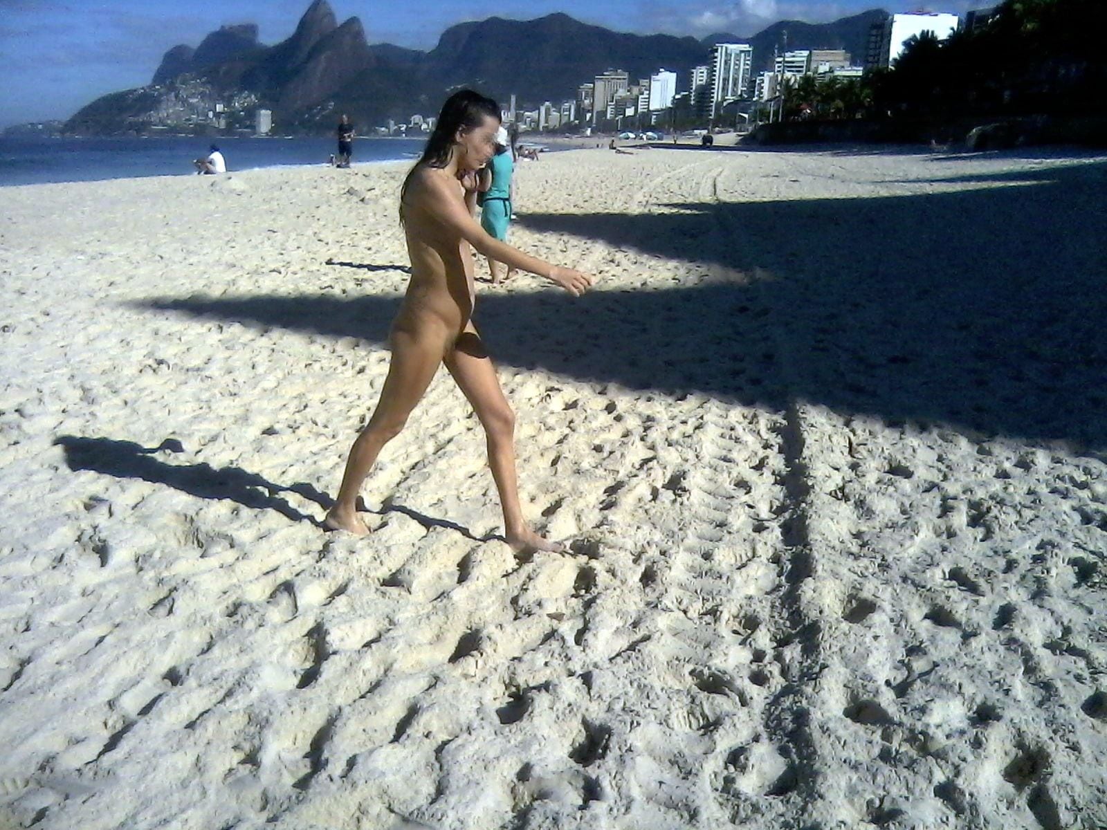 Mulher completamente nua é flagrada tomando banho de mar em Ipanema –  Noticias R7