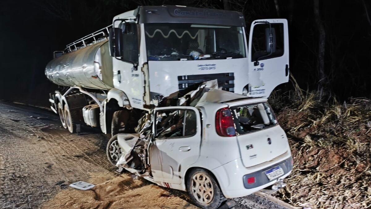 Cinco pessoas morrem após caminhão bater de frente com um carro na MGC-135,  em Mirabela (MG) – Noticias R7, image size:1200x675