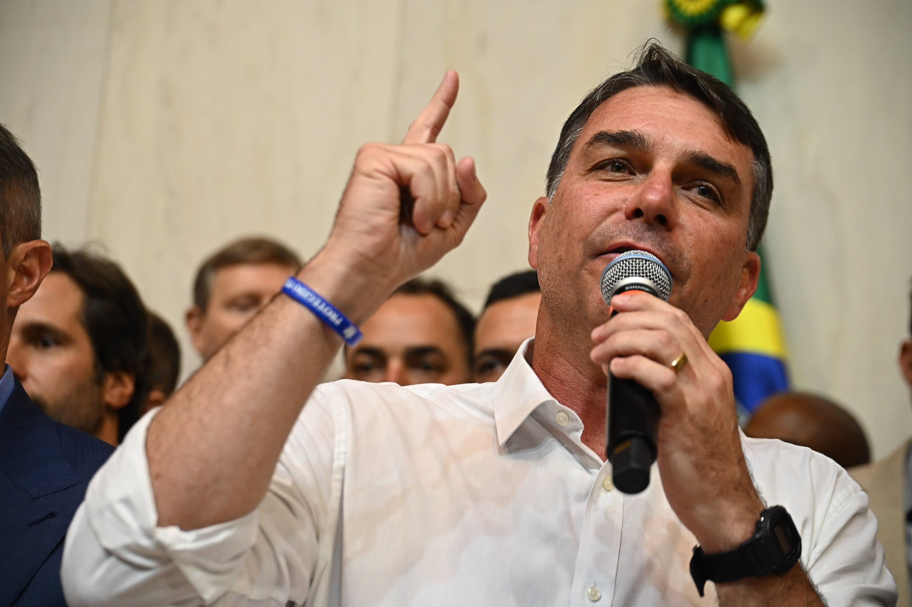 Flávio Bolsonaro com reforço de segurança e colete à prova de balas após ameaças na pré-campanha presidencial