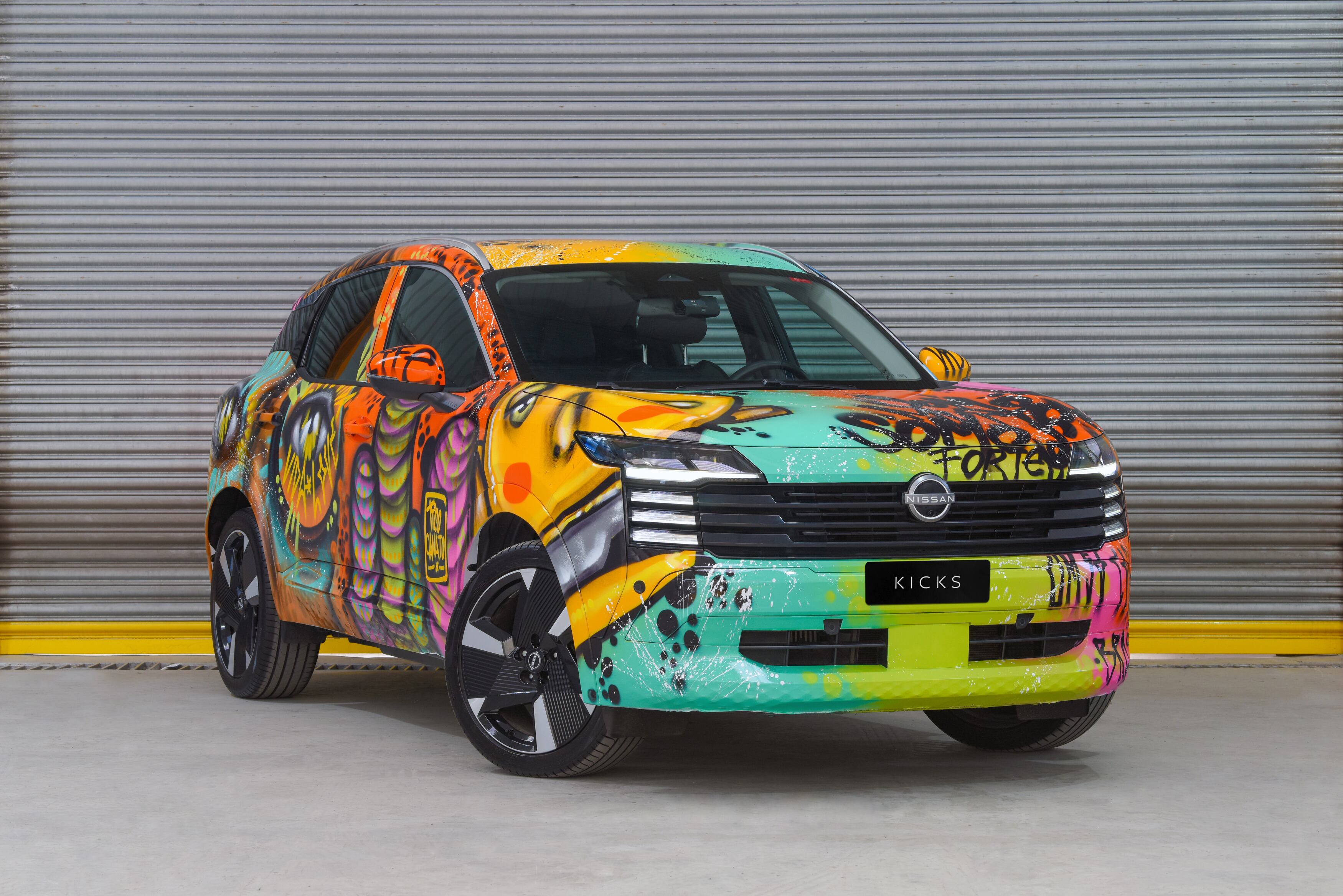 Nissan transforma Kicks em obra de arte com grafite durante