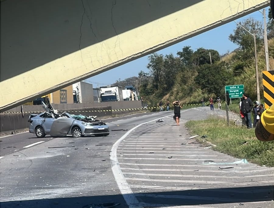 Imagem ilustrativa sobre Tragédia na Fernão Dias: passarela desaba após caminhão bater em estrutura e deixa dois mortos em Vargem (SP)